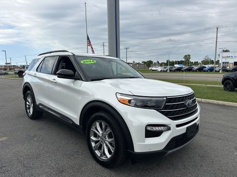 Used 2024 Ford Explorer XLT w/ Equipment Group 202A AWD/4WD image 17