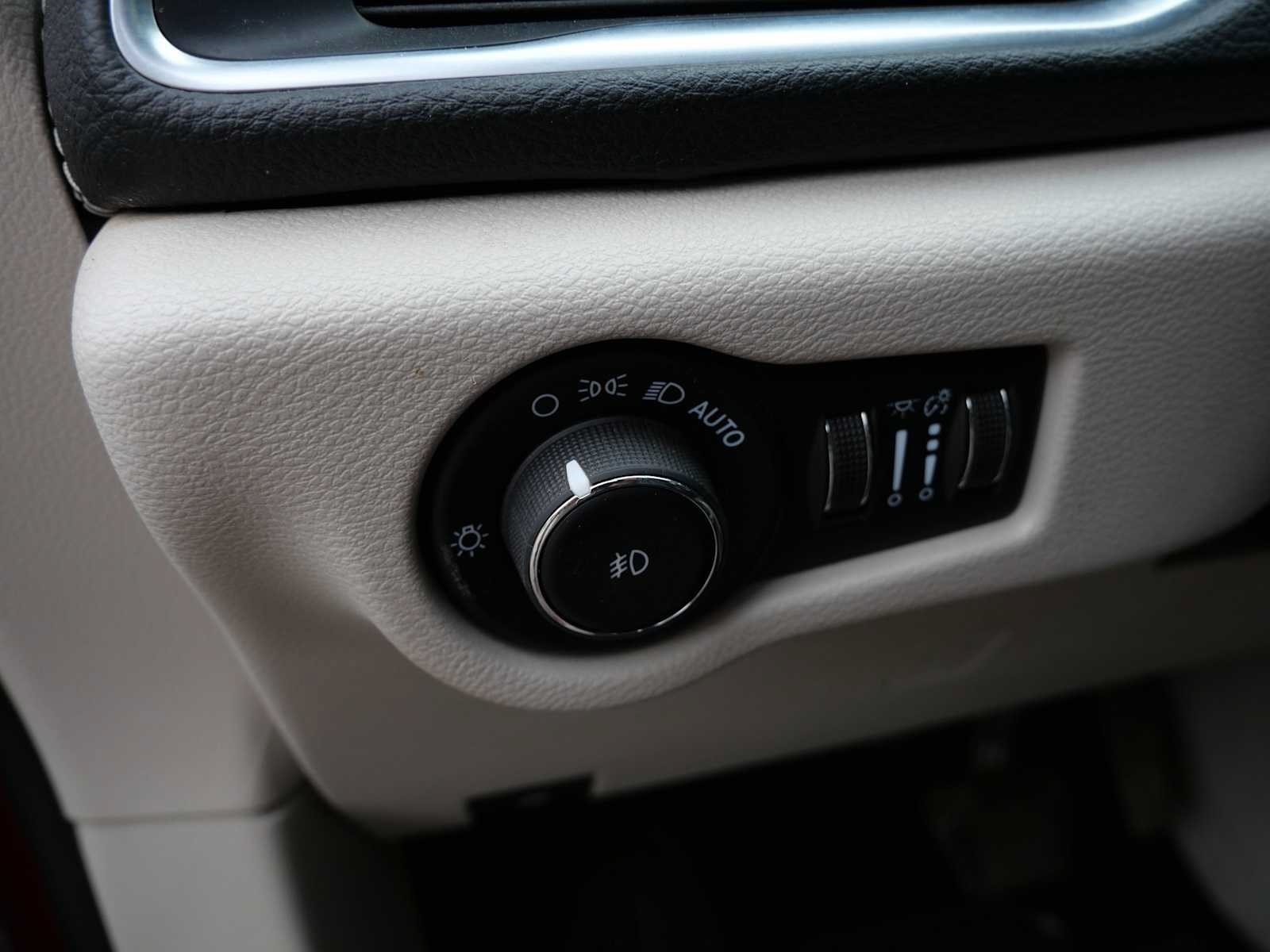 Used 2021 Chrysler Pacifica Limited w/ Uconnect Theater Family Group FWD image 27
