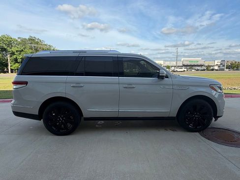 Used 2024 Lincoln Navigator Reserve AWD/4WD image 7