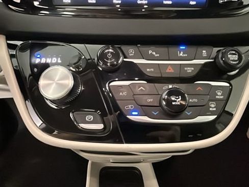Used 2024 Chrysler Pacifica Touring-L FWD image 23