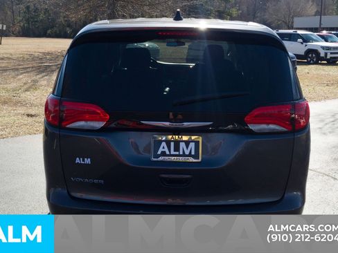 Used 2022 Chrysler Voyager LX image 7