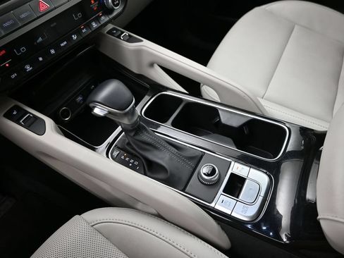 Used 2025 Kia Telluride S FWD image 7