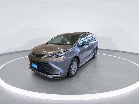 Used 2022 Toyota Sienna XLE image 4