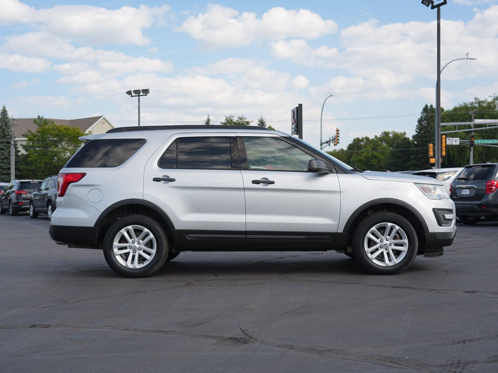 Used 2017 Ford Explorer 4WD image 2