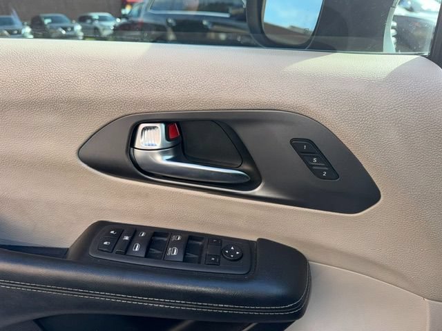 Used 2023 Chrysler Pacifica Touring-L FWD image 14