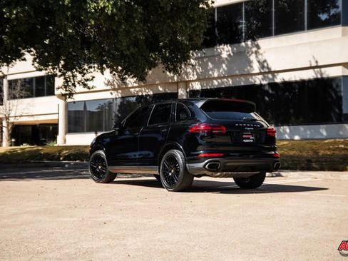 Used 2018 Porsche Cayenne Platinum Edition image 19