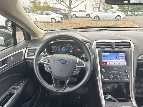 Used 2019 Ford Fusion SE image 17