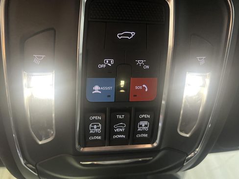 Used 2022 Jeep Grand Cherokee Trailhawk AWD/4WD image 18