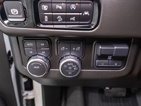 Used 2025 GMC Yukon Elevation w/ Elevation Premium Package AWD/4WD image 32