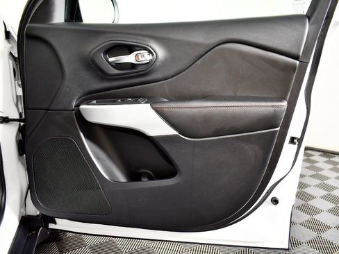 Used 2017 Jeep Cherokee Trailhawk w/ Comfort/Convenience Group image 33