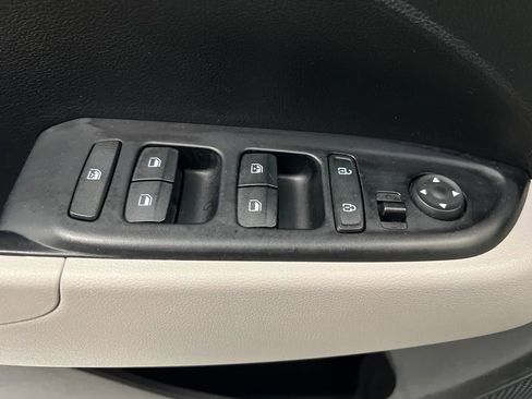 Used 2025 Hyundai Venue SEL FWD image 12