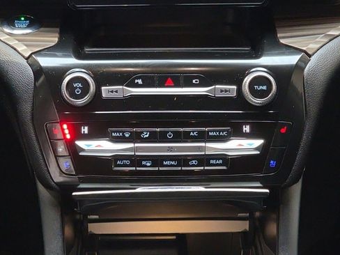 Used 2021 Ford Explorer Limited image 23