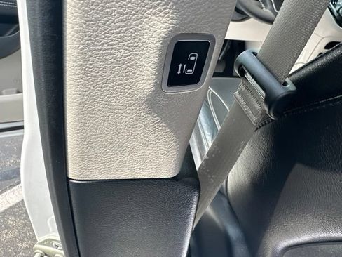Used 2022 Chrysler Pacifica Touring-L FWD image 16
