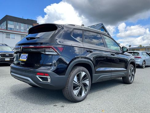 New 2025 Volkswagen Taos SE image 8