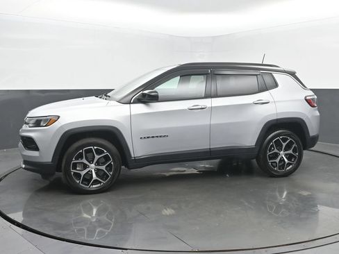 Used 2024 Jeep Compass Limited AWD/4WD image 2