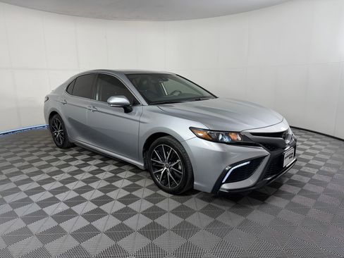 Used 2022 Toyota Camry SE FWD image 7