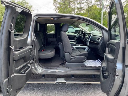 Used 2017 Nissan Titan SV RWD image 41