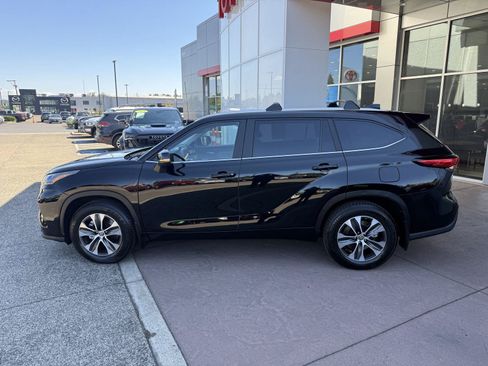 Used 2023 Toyota Highlander XLE AWD/4WD image 3