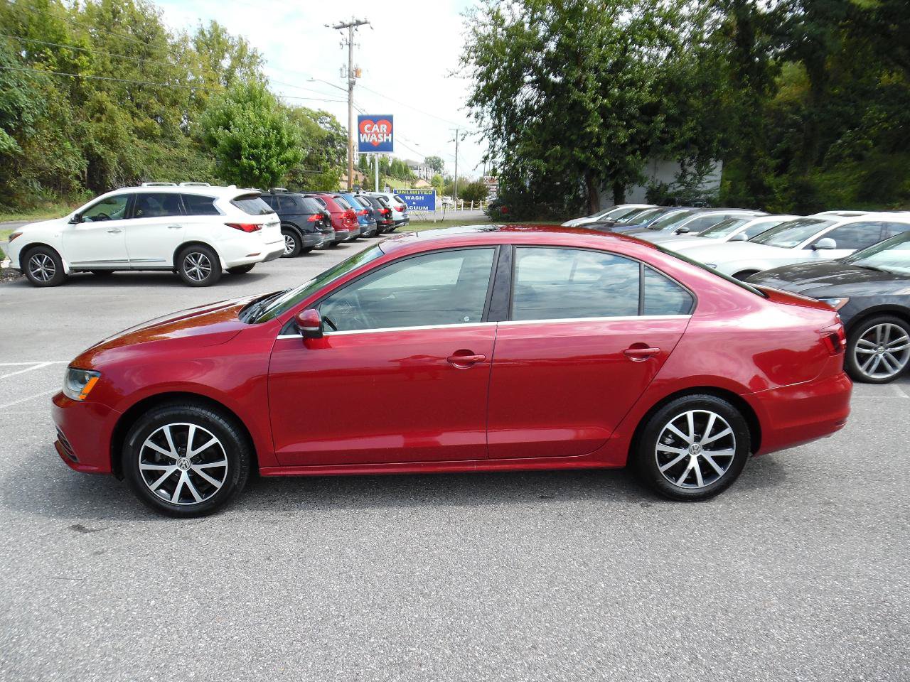 Used 2017 Volkswagen Jetta SE FWD image 2