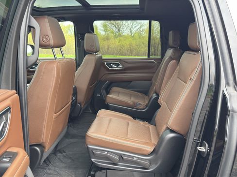 Used 2023 Chevrolet Suburban High Country AWD/4WD image 38