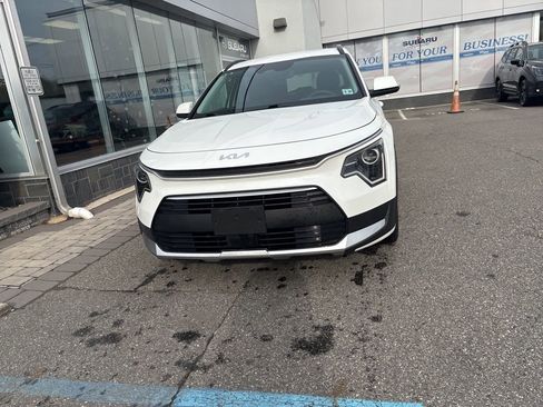 Used 2023 Kia Niro EX w/ EX Cold Weather Package image 5