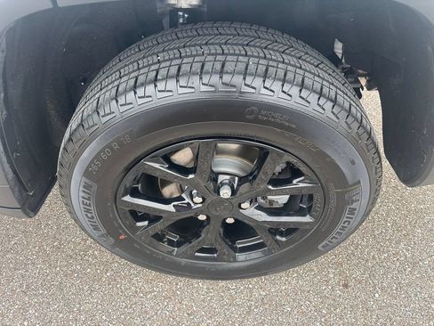 Used 2024 Jeep Grand Cherokee Altitude AWD/4WD image 5