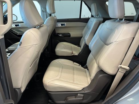 Used 2021 Ford Explorer Platinum w/ Equipment Group 601A image 13