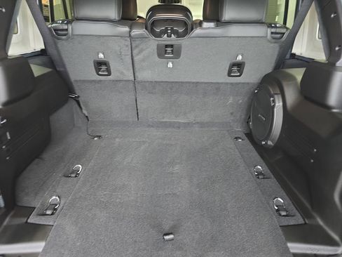 New 2026 Jeep Wrangler Unlimited Rubicon w/ Whitecap Package AWD/4WD image 13