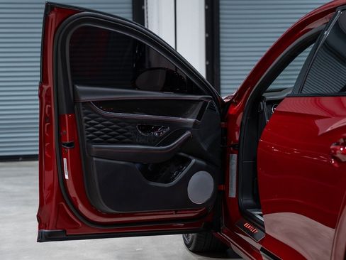 Used 2022 Bentley Flying Spur V8 image 27