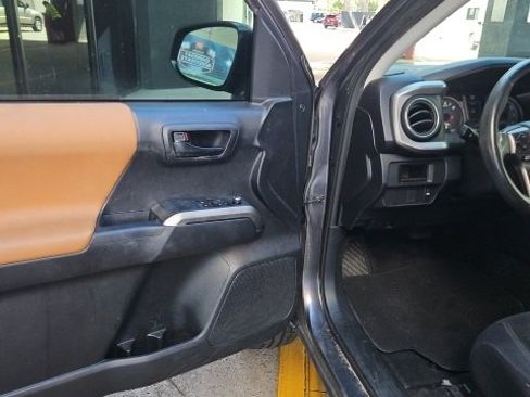 Used 2017 Toyota Tacoma SR5 image 10
