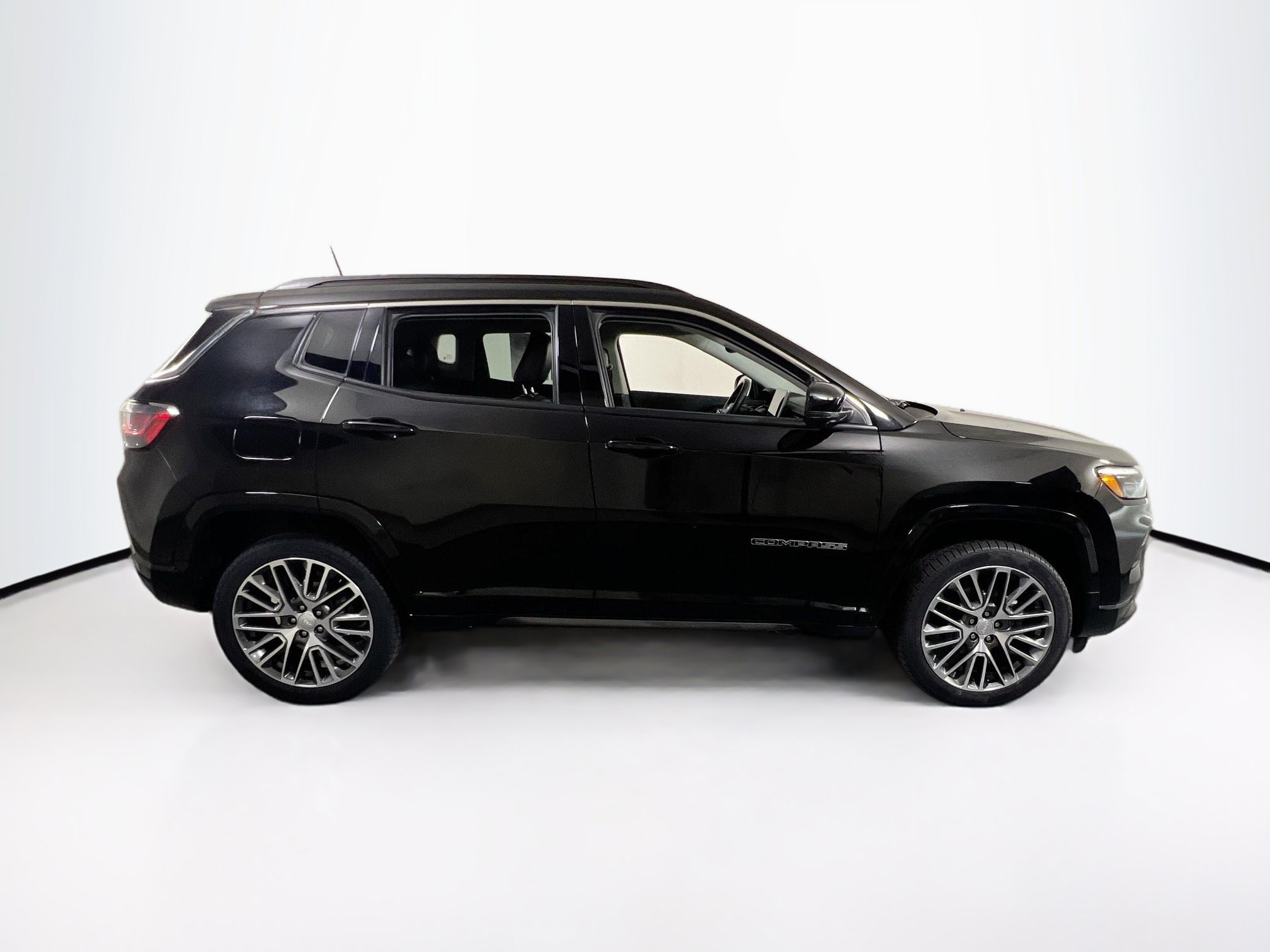 Used 2022 Jeep Compass Limited w/ Elite Group AWD/4WD image 4