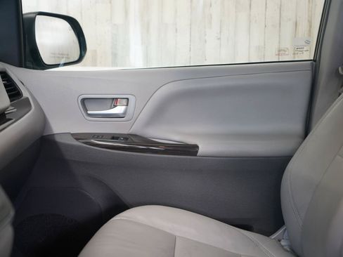 Used 2015 Toyota Sienna XLE FWD image 32