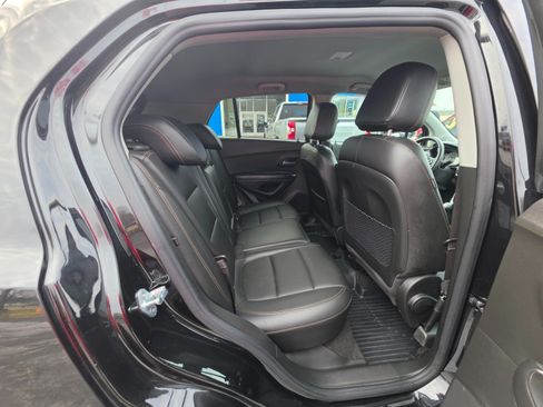 Used 2021 Chevrolet Trax LT w/ Premium Seat Package AWD/4WD image 17
