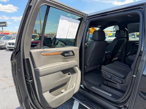 Used 2025 Chevrolet Suburban High Country AWD/4WD image 36