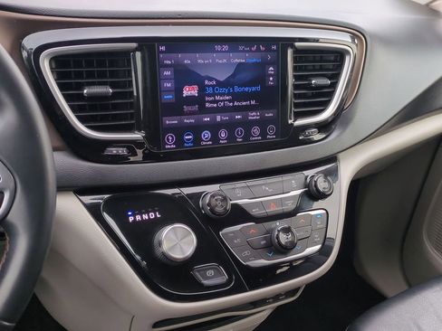 Used 2018 Chrysler Pacifica Touring-L image 29