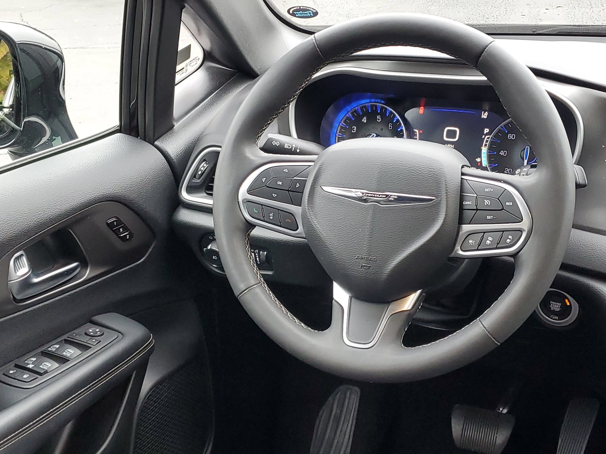Used 2025 Chrysler Pacifica Select FWD image 28