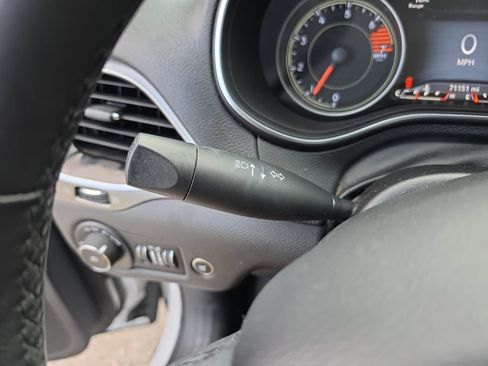 Used 2019 Jeep Cherokee Limited FWD image 24