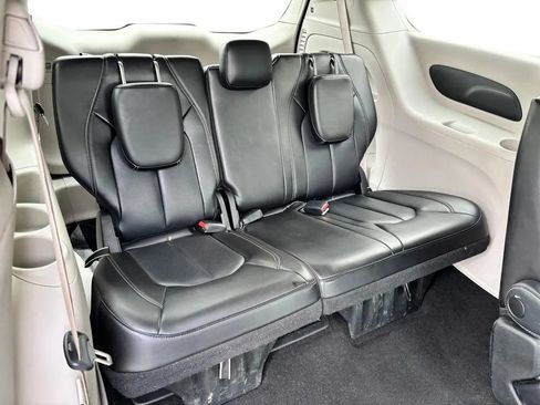 Used 2023 Chrysler Pacifica Touring-L FWD image 31