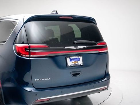 Used 2025 Chrysler Pacifica Select FWD image 4