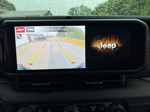 Used 2024 Jeep Gladiator Mojave w/ Technology Group AWD/4WD image 30