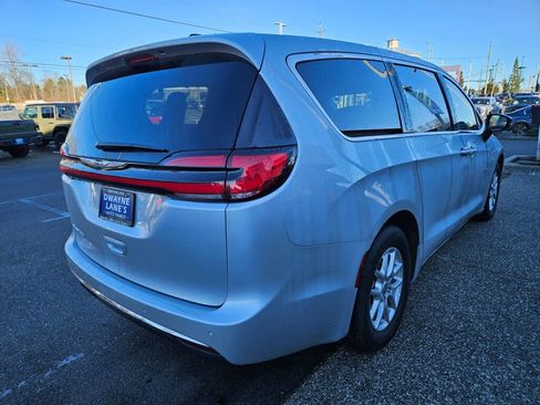 Used 2024 Chrysler Pacifica Touring-L image 5