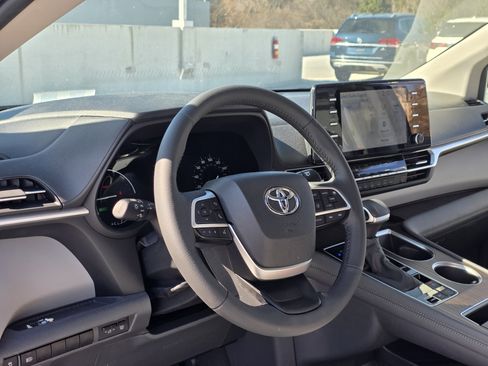 Used 2024 Toyota Sienna XLE image 11
