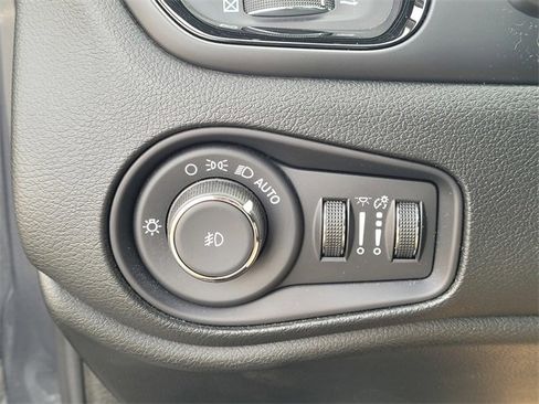 Used 2023 Jeep Renegade Altitude image 24