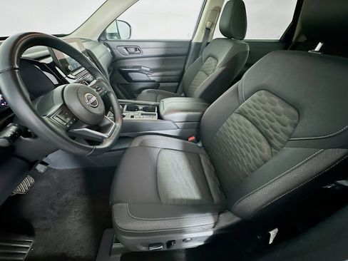 Used 2025 Nissan Pathfinder SV image 13
