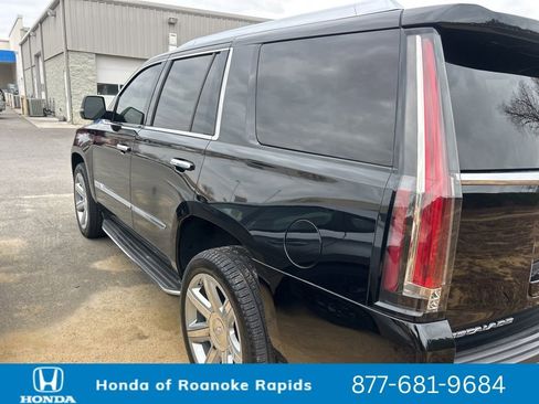 Used 2017 Cadillac Escalade Luxury image 2