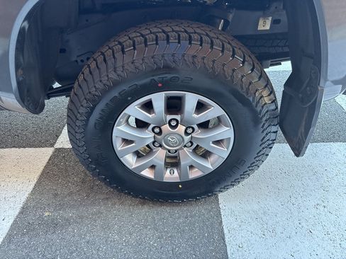 Used 2017 Toyota Tacoma SR5 AWD/4WD image 15