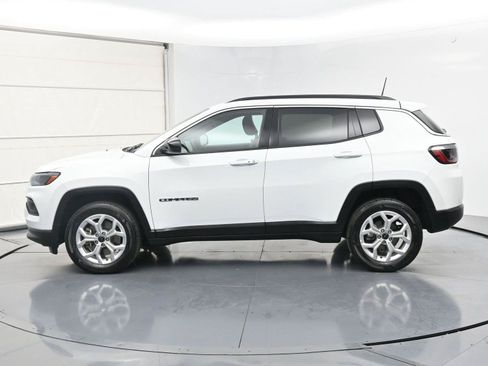 Used 2025 Jeep Compass Latitude AWD/4WD image 2