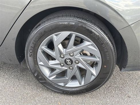 Certified 2024 Hyundai Elantra SEL image 19