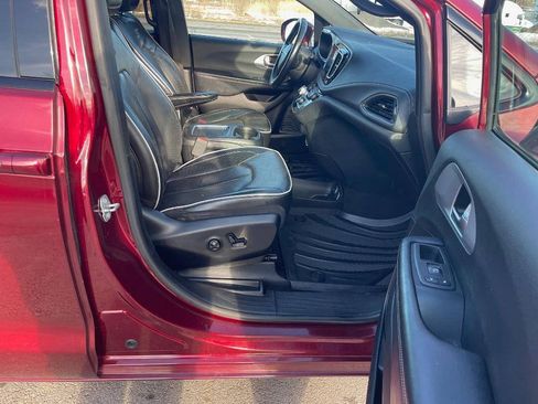 Used 2019 Chrysler Pacifica Limited w/ Advanced Safetytec Group FWD image 12