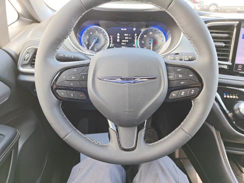Used 2025 Chrysler Pacifica Limited FWD image 22